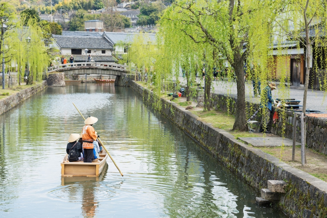 Going down the river in Kurashiki Bikan Historical Quarter