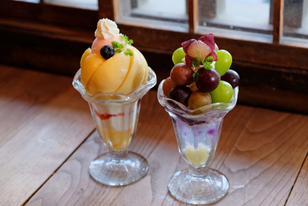 Fruit parfait using peaches and grapes