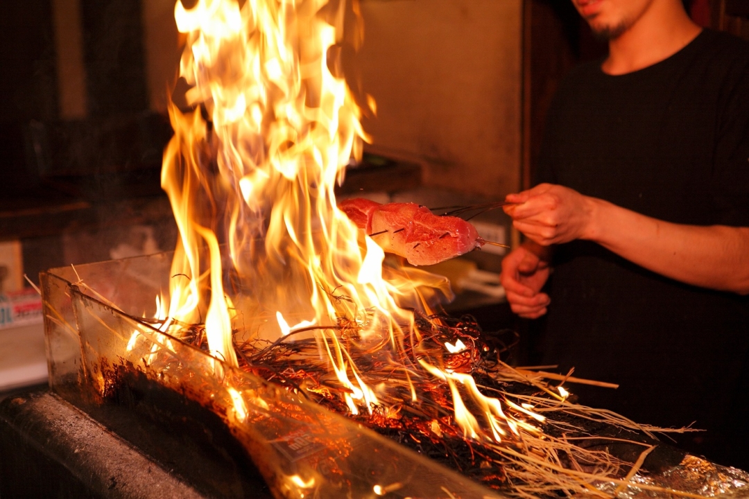 鰹の藁焼きをする様子。