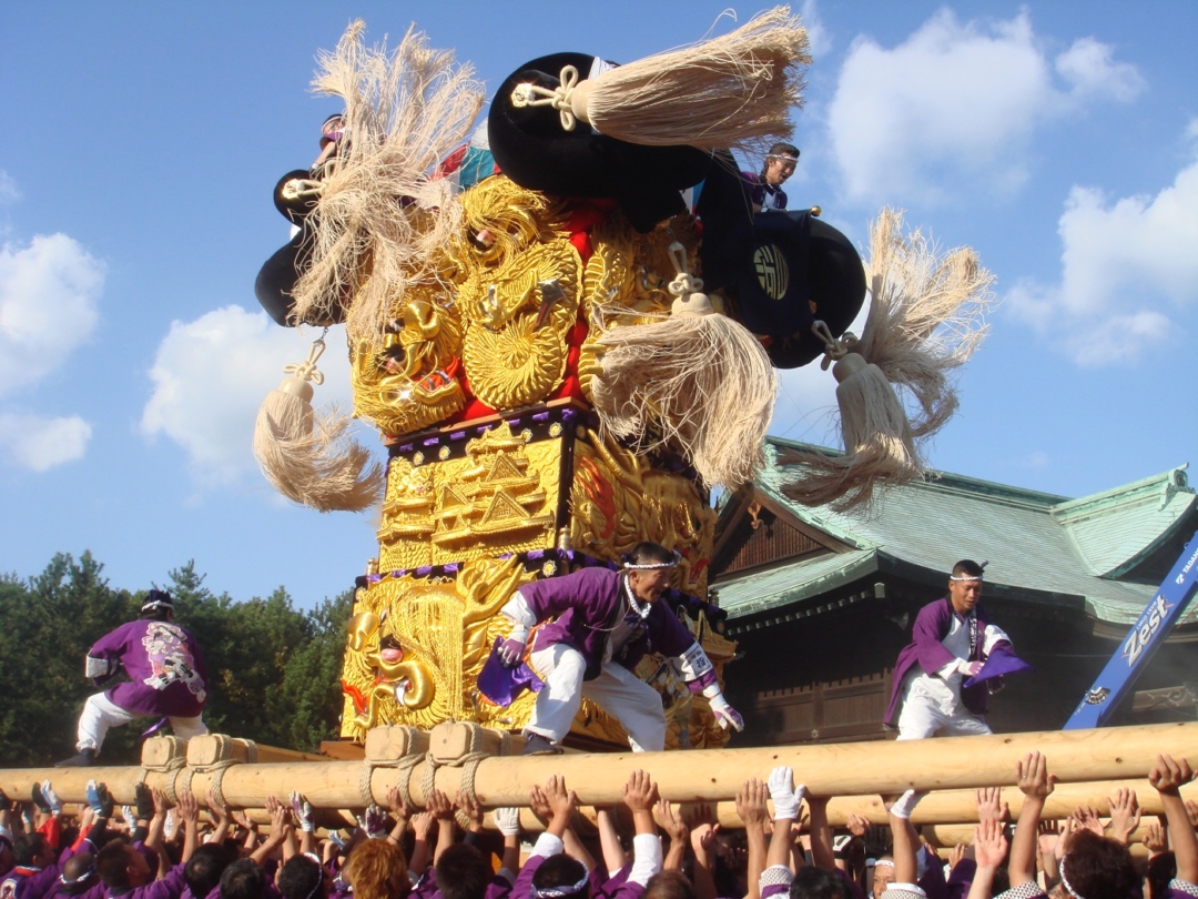 A picture of the taiko-dai being carried during the Niihama Taiko Festival.